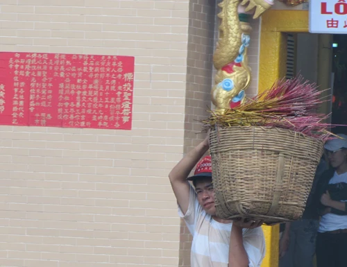 Hàng đống nhang phải tống ra bãi rác. Ảnh:Anh Thoa