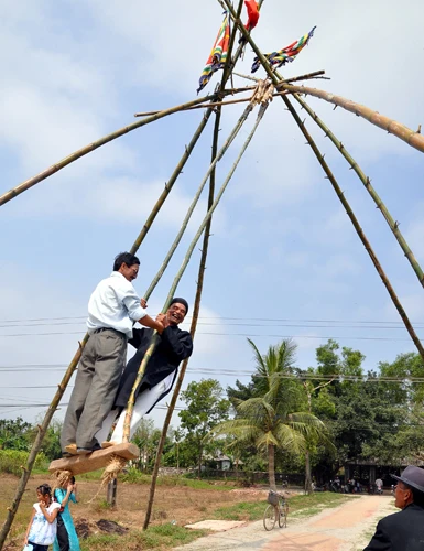 Người dân làng Phước Yên chơi hội đu tiên ngay trước ngôi chùa làng - Ảnh: Thái Lộc