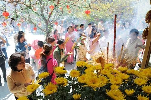 Đông đảo người dân đi lễ chùa để cầu sức khỏe, bình an từ buổi sáng đầu tiên của năm mới tại Việt Nam Quốc Tự - Ảnh: Minh Đức