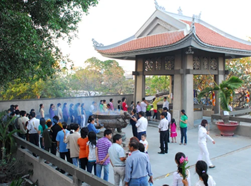 Ciều 14-2 (mồng 1 tết), đông đảo khách thập phương vẫn nghiêm chỉnh xếp hàng chờ đến lượt mình để đánh ba hồi chuông, Đại đức Thích Hữu Đạo, chùa Vĩnh Nghiêm (TP.HCM) cho biết: “Ngày mồng một Tết là ngày đại hoan hỉ, người ta đi lễ chùa và sau đó được đánh ba hồi chuông tam bảo để cảnh tỉnh lòng mình và cho mọi người được trong sáng, thanh tịnh cả năm, tiếng chuông vọng xa là biểu tượng cho trí tuệ sáng suốt…”. Ảnh : Hoàng Thạch Vân