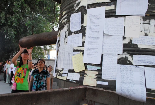 Ciều 14-2 (mồng 1 tết), đông đảo khách thập phương vẫn nghiêm chỉnh xếp hàng chờ đến lượt mình để đánh ba hồi chuông, Đại đức Thích Hữu Đạo, chùa Vĩnh Nghiêm (TP.HCM) cho biết: “Ngày mồng một Tết là ngày đại hoan hỉ, người ta đi lễ chùa và sau đó được đánh ba hồi chuông tam bảo để cảnh tỉnh lòng mình và cho mọi người được trong sáng, thanh tịnh cả năm, tiếng chuông vọng xa là biểu tượng cho trí tuệ sáng suốt…”. Ảnh : Hoàng Thạch Vân