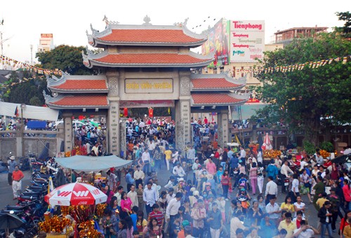 Đông đảo khách viếng chùa Vĩnh Nghiêm chiều Mồng Tết - Ảnh : Hoàng Thạch Vân Đông đảo khách viếng chùa Vĩnh Nghiêm chiều Mồng Tết - Ảnh : Hoàng Thạch Vân