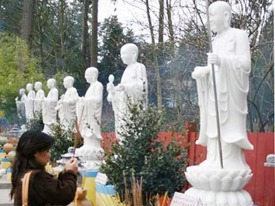 Chùa Quang Tự nằm trên một đồi thông cổ thụ, là ngôi chùa lớn nhất của cộng đồng người Việt tại bang Washington. Cờ, đèn, hoa được trang trí khắp nơi. Ngôi chùa được trang trí rực rỡ đón mừng năm mới. Nhiều người Việt ở Washington đến chùa dịp Tết Nguyên tiêu, cùng xem múa lân và các trò chơi truyền thống. Chùa được xây dựng men theo đồi thông, du khách vãn cảnh như lạc vào một không gian tĩnh lặng của thế giới Phật. Chùa có hàng trăm tượng phật bằng đá cẩm thạch được tạo tác tinh xảo theo phong cách tượng Phật của người Việt.