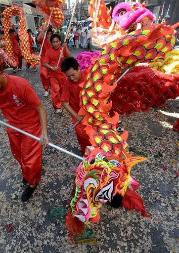 Tại Philippines, các đội múa lân rồng biểu diễn trong khu phố China Town, mang không khí rộn rã và màu sắc vui tươi đến quốc đảo.