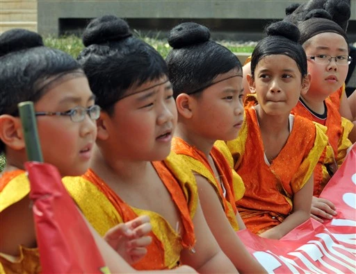 Các em học sinh Indoneia tham gia lễ hội trưng bày con rồng dài 88 mét được làm từ 8.288 chai nước khoáng. Sự kiện diễn ra tại Jakarta ngày 29 Tết, cùng thời gian hàng loạt lễ hội khác diễn ra khắp châu Á mừng xuân Canh Dần.
