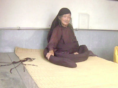 Chuyện kỳ lạ về cụ bà có mái tóc dài 5 mét ảnh 1