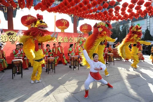 Lễ hội mùa xuân là lễ quan trọng nhất trong năm với người Trung Quốc. Trong ảnh, các vũ công biểu diễn cùng sư tử chào xuân ở Bắc Kinh.
