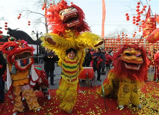 Múa lân ở Bắc Kinh hôm 30 Tết.