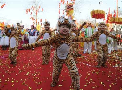 Các em bé Trung Quốc mặc đồ hình con hổ và nhảu múa mừng xuân. Trong quan niệm của người Đông phương, mỗi năm ứng với một trong số 12 con vật. Năm nay là năm của con hổ.