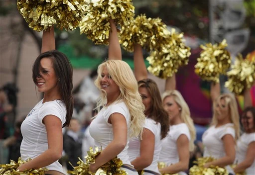 Các cô gái trong đội hoạt náo San Diego Chargers tham gia lễ hội mừng xuân ở Hong Kong hôm 30 Tết.
