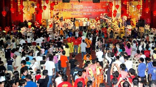 People perform lion dance during a carnival to celebrate the Chinese Spring Festival holidays in Kota Kinabalu, Sabah State of east Malaysia, Feb. 12, 2010