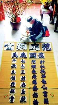 Khắc chữ bằng gốm “Chiếu dời đô của Lý Công Uẩn” ở làng gốm cổ Bát Tràng.