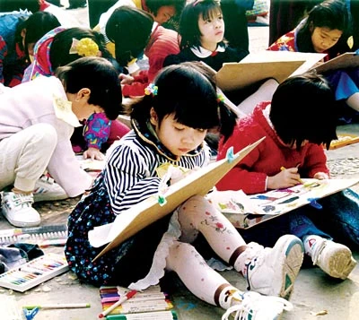 Các cháu thiếu nhi vẽ tranh ở Nhà Văn hóa Thiếu nhi.