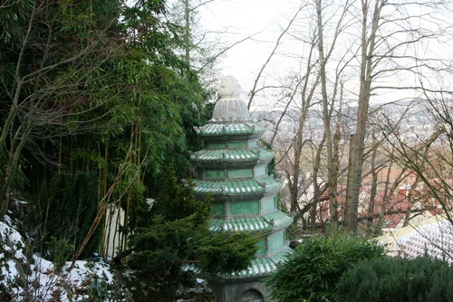 Toà tháp của Tr úc Lâm Thiền Viện ẩn mình bên rặng trúc xanh mướt