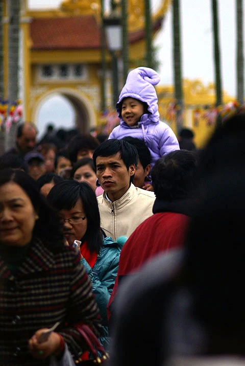 Sân chùa Quán Sứ vào sáng mùng 1 Tết. Trên lối vào chùa Trấn Quốc, chiều ngày mùng 1. Sôi động cảnh mua bán đồ lễ. Trên sân chùa không còn chỗ trống. Nhưng điều đó không làm mất đi bầu không khí tôn nghiêm nơi cửa chùa. Để thắp được một nén hương cũng phải xếp hàng. Chùa Lý Thiều Quốc Sư vào sáng mùng 2 cũng khá đông người đi lễ. Dù cảnh chùa nhộn nhịp, nhưng con người vẫn có thể tìm thấy ở nơi đây sự bình an nội tâm. Đây là một nét văn hóa đẹp của người Việt. Tuy nhiên, việc đốt vàng mã và thắp hương thái quá có thể ảnh hường không tốt đến môi trường và sức khỏe. Các chùa ở Hà Nội sẽ còn nhộn nhịp trong nhiều ngày tới. Du khách nước ngoài cũng ghé thăm chùa chiền ngày đầu năm