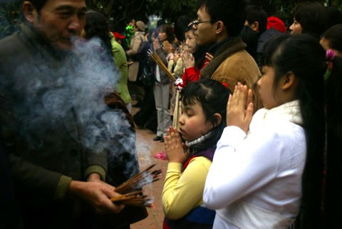 Sân chùa Quán Sứ vào sáng mùng 1 Tết. Trên lối vào chùa Trấn Quốc, chiều ngày mùng 1. Sôi động cảnh mua bán đồ lễ. Trên sân chùa không còn chỗ trống. Nhưng điều đó không làm mất đi bầu không khí tôn nghiêm nơi cửa chùa. Để thắp được một nén hương cũng phải xếp hàng. Chùa Lý Thiều Quốc Sư vào sáng mùng 2 cũng khá đông người đi lễ. Dù cảnh chùa nhộn nhịp, nhưng con người vẫn có thể tìm thấy ở nơi đây sự bình an nội tâm. Đây là một nét văn hóa đẹp của người Việt. Tuy nhiên, việc đốt vàng mã và thắp hương thái quá có thể ảnh hường không tốt đến môi trường và sức khỏe. Các chùa ở Hà Nội sẽ còn nhộn nhịp trong nhiều ngày tới. Du khách nước ngoài cũng ghé thăm chùa chiền ngày đầu năm Sân chùa Quán Sứ vào sáng mùng 1 Tết. Trên lối vào chùa Trấn Quốc, chiều ngày mùng 1. Sôi động cảnh mua bán đồ lễ. Trên sân chùa không còn chỗ trống. Nhưng điều đó không làm mất đi bầu không khí tôn nghiêm nơi cửa chùa. Để thắp được một nén hương cũng phải xếp hàng. Chùa Lý Thiều Quốc Sư vào sáng mùng 2 cũng khá đông người đi lễ. Dù cảnh chùa nhộn nhịp, nhưng con người vẫn có thể tìm thấy ở nơi đây sự bình an nội tâm. Đây là một nét văn hóa đẹp của người Việt. Tuy nhiên, việc đốt vàng mã và thắp hương thái quá có thể ảnh hường không tốt đến môi trường và sức khỏe. Các chùa ở Hà Nội sẽ còn nhộn nhịp trong nhiều ngày tới. Du khách nước ngoài cũng ghé thăm chùa chiền ngày đầu năm