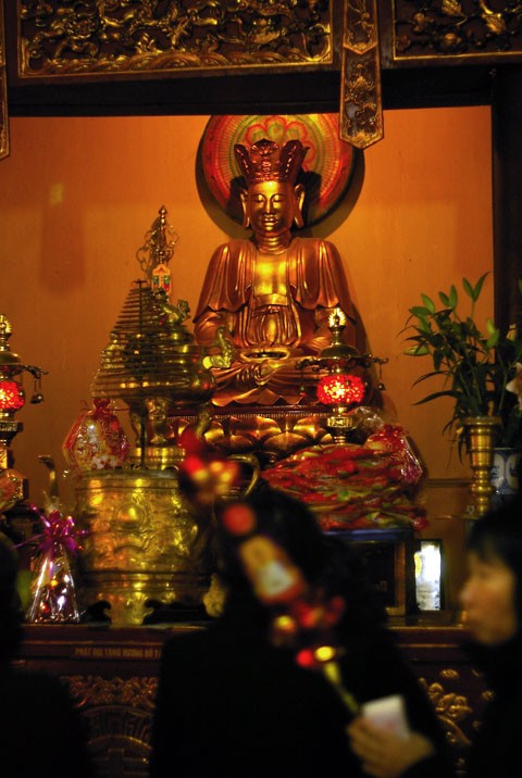 Sân chùa Quán Sứ vào sáng mùng 1 Tết. Trên lối vào chùa Trấn Quốc, chiều ngày mùng 1. Sôi động cảnh mua bán đồ lễ. Trên sân chùa không còn chỗ trống. Nhưng điều đó không làm mất đi bầu không khí tôn nghiêm nơi cửa chùa. Để thắp được một nén hương cũng phải xếp hàng. Chùa Lý Thiều Quốc Sư vào sáng mùng 2 cũng khá đông người đi lễ. Dù cảnh chùa nhộn nhịp, nhưng con người vẫn có thể tìm thấy ở nơi đây sự bình an nội tâm. Đây là một nét văn hóa đẹp của người Việt. Tuy nhiên, việc đốt vàng mã và thắp hương thái quá có thể ảnh hường không tốt đến môi trường và sức khỏe. Các chùa ở Hà Nội sẽ còn nhộn nhịp trong nhiều ngày tới. Du khách nước ngoài cũng ghé thăm chùa chiền ngày đầu năm Sân chùa Quán Sứ vào sáng mùng 1 Tết. Trên lối vào chùa Trấn Quốc, chiều ngày mùng 1. Sôi động cảnh mua bán đồ lễ. Trên sân chùa không còn chỗ trống. Nhưng điều đó không làm mất đi bầu không khí tôn nghiêm nơi cửa chùa. Để thắp được một nén hương cũng phải xếp hàng. Chùa Lý Thiều Quốc Sư vào sáng mùng 2 cũng khá đông người đi lễ. Dù cảnh chùa nhộn nhịp, nhưng con người vẫn có thể tìm thấy ở nơi đây sự bình an nội tâm. Đây là một nét văn hóa đẹp của người Việt. Tuy nhiên, việc đốt vàng mã và thắp hương thái quá có thể ảnh hường không tốt đến môi trường và sức khỏe. Các chùa ở Hà Nội sẽ còn nhộn nhịp trong nhiều ngày tới. Du khách nước ngoài cũng ghé thăm chùa chiền ngày đầu năm