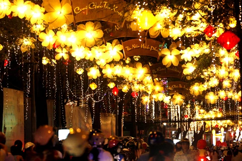 Đường phố Sài Gòn lung linh ánh sáng ảnh 13