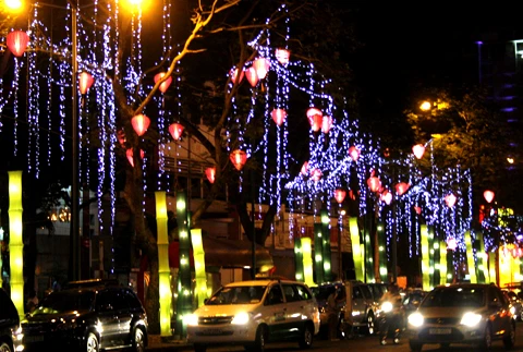 Đường phố Sài Gòn lung linh ánh sáng ảnh 2