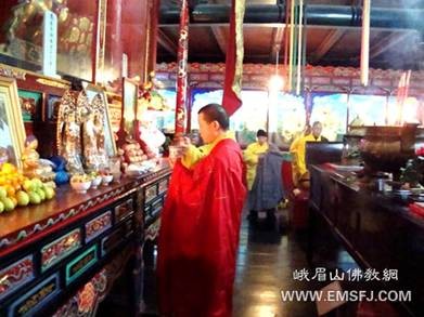 Trung Quốc: Chư tôn đức núi Nga Mi cung chúc Thánh đản Bồ tát Di Lặc ảnh 10 dauxuan 10.jpg