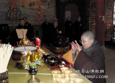 Trung Quốc: Chư tôn đức núi Nga Mi cung chúc Thánh đản Bồ tát Di Lặc ảnh 12 dauxuan 12.jpg