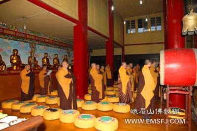 Trung Quốc: Chư tôn đức núi Nga Mi cung chúc Thánh đản Bồ tát Di Lặc ảnh 9 dauxuan 9.jpg