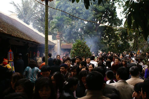 Sân chùa Quán Sứ vào sáng mùng 1 Tết. Trên lối vào chùa Trấn Quốc, chiều ngày mùng 1. Sôi động cảnh mua bán đồ lễ. Trên sân chùa không còn chỗ trống. Nhưng điều đó không làm mất đi bầu không khí tôn nghiêm nơi cửa chùa. Để thắp được một nén hương cũng phải xếp hàng. Chùa Lý Thiều Quốc Sư vào sáng mùng 2 cũng khá đông người đi lễ. Dù cảnh chùa nhộn nhịp, nhưng con người vẫn có thể tìm thấy ở nơi đây sự bình an nội tâm. Đây là một nét văn hóa đẹp của người Việt. Tuy nhiên, việc đốt vàng mã và thắp hương thái quá có thể ảnh hường không tốt đến môi trường và sức khỏe. Các chùa ở Hà Nội sẽ còn nhộn nhịp trong nhiều ngày tới. Du khách nước ngoài cũng ghé thăm chùa chiền ngày đầu năm