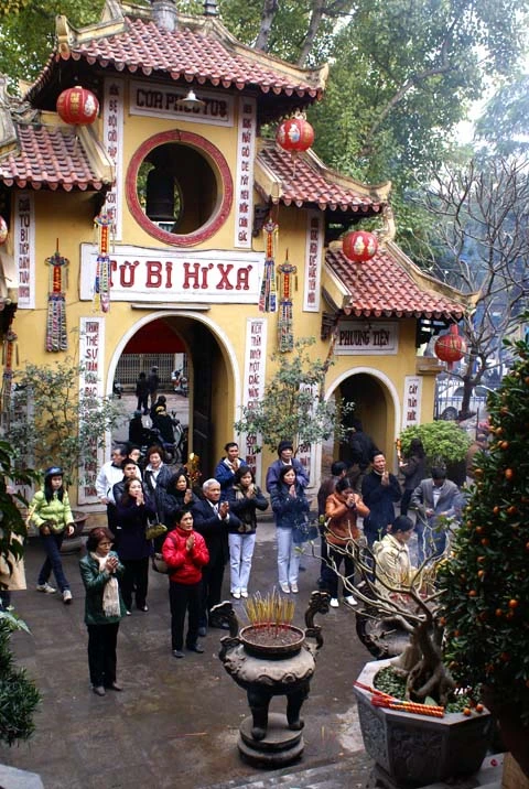 Sân chùa Quán Sứ vào sáng mùng 1 Tết. Trên lối vào chùa Trấn Quốc, chiều ngày mùng 1. Sôi động cảnh mua bán đồ lễ. Trên sân chùa không còn chỗ trống. Nhưng điều đó không làm mất đi bầu không khí tôn nghiêm nơi cửa chùa. Để thắp được một nén hương cũng phải xếp hàng. Chùa Lý Thiều Quốc Sư vào sáng mùng 2 cũng khá đông người đi lễ. Dù cảnh chùa nhộn nhịp, nhưng con người vẫn có thể tìm thấy ở nơi đây sự bình an nội tâm. Đây là một nét văn hóa đẹp của người Việt. Tuy nhiên, việc đốt vàng mã và thắp hương thái quá có thể ảnh hường không tốt đến môi trường và sức khỏe. Các chùa ở Hà Nội sẽ còn nhộn nhịp trong nhiều ngày tới. Du khách nước ngoài cũng ghé thăm chùa chiền ngày đầu năm