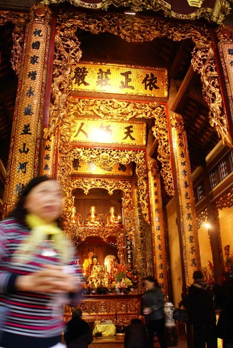 Sân chùa Quán Sứ vào sáng mùng 1 Tết. Trên lối vào chùa Trấn Quốc, chiều ngày mùng 1. Sôi động cảnh mua bán đồ lễ. Trên sân chùa không còn chỗ trống. Nhưng điều đó không làm mất đi bầu không khí tôn nghiêm nơi cửa chùa. Để thắp được một nén hương cũng phải xếp hàng. Chùa Lý Thiều Quốc Sư vào sáng mùng 2 cũng khá đông người đi lễ. Dù cảnh chùa nhộn nhịp, nhưng con người vẫn có thể tìm thấy ở nơi đây sự bình an nội tâm. Đây là một nét văn hóa đẹp của người Việt. Tuy nhiên, việc đốt vàng mã và thắp hương thái quá có thể ảnh hường không tốt đến môi trường và sức khỏe. Các chùa ở Hà Nội sẽ còn nhộn nhịp trong nhiều ngày tới. Du khách nước ngoài cũng ghé thăm chùa chiền ngày đầu năm