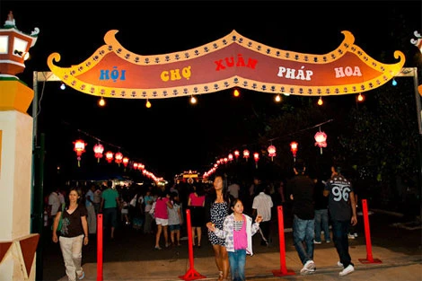 Người Việt nô nức đi hội chợ xuân ở chùa Pháp Hoa trong đêm 30 Tết. Nhà sư bán đồ cầu may ở một góc chùa. Trẻ em mở quầy bán kẹo. Cây mai vàng treo đầy những lá xăm may mắn cho năm mới. Pháo nổ rộn ràng sân chùa. Đoàn nghệ sĩ múa lân trình diễn. Du khách vẽ chữ Canh Dần bằng graffiti pháo hoa.