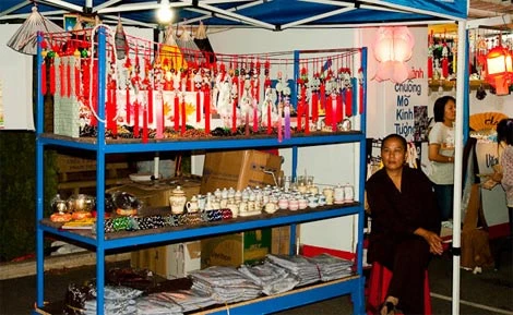 Người Việt nô nức đi hội chợ xuân ở chùa Pháp Hoa trong đêm 30 Tết. Nhà sư bán đồ cầu may ở một góc chùa. Trẻ em mở quầy bán kẹo. Cây mai vàng treo đầy những lá xăm may mắn cho năm mới. Pháo nổ rộn ràng sân chùa. Đoàn nghệ sĩ múa lân trình diễn. Du khách vẽ chữ Canh Dần bằng graffiti pháo hoa.