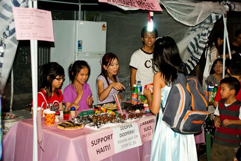 Người Việt nô nức đi hội chợ xuân ở chùa Pháp Hoa trong đêm 30 Tết. Nhà sư bán đồ cầu may ở một góc chùa. Trẻ em mở quầy bán kẹo. Cây mai vàng treo đầy những lá xăm may mắn cho năm mới. Pháo nổ rộn ràng sân chùa. Đoàn nghệ sĩ múa lân trình diễn. Du khách vẽ chữ Canh Dần bằng graffiti pháo hoa.