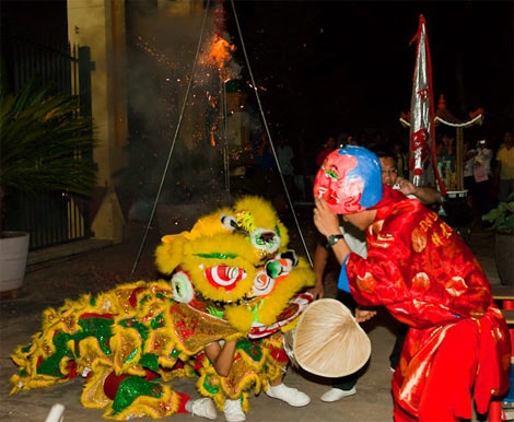 Người Việt nô nức đi hội chợ xuân ở chùa Pháp Hoa trong đêm 30 Tết. Nhà sư bán đồ cầu may ở một góc chùa. Trẻ em mở quầy bán kẹo. Cây mai vàng treo đầy những lá xăm may mắn cho năm mới. Pháo nổ rộn ràng sân chùa. Đoàn nghệ sĩ múa lân trình diễn. Du khách vẽ chữ Canh Dần bằng graffiti pháo hoa.