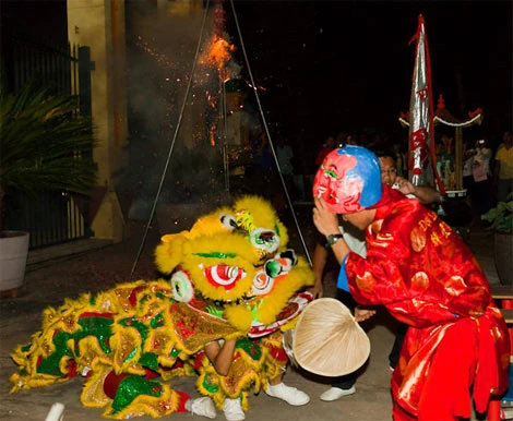 Người Việt nô nức đi hội chợ xuân ở chùa Pháp Hoa trong đêm 30 Tết. Nhà sư bán đồ cầu may ở một góc chùa. Trẻ em mở quầy bán kẹo. Cây mai vàng treo đầy những lá xăm may mắn cho năm mới. Pháo nổ rộn ràng sân chùa. Đoàn nghệ sĩ múa lân trình diễn. Du khách vẽ chữ Canh Dần bằng graffiti pháo hoa.