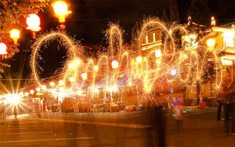 Người Việt nô nức đi hội chợ xuân ở chùa Pháp Hoa trong đêm 30 Tết. Nhà sư bán đồ cầu may ở một góc chùa. Trẻ em mở quầy bán kẹo. Cây mai vàng treo đầy những lá xăm may mắn cho năm mới. Pháo nổ rộn ràng sân chùa. Đoàn nghệ sĩ múa lân trình diễn. Du khách vẽ chữ Canh Dần bằng graffiti pháo hoa.