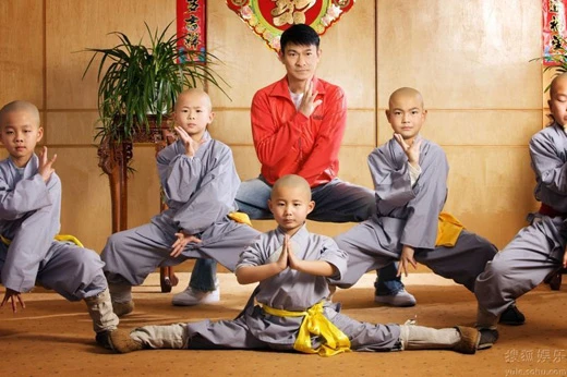 Lưu Đức Hoa chúc Tết cùng các tiểu hòa thượng chùa Thiếu Lâm ảnh 2