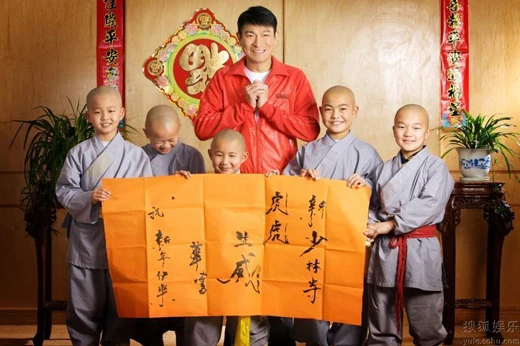 Lưu Đức Hoa chúc Tết cùng các tiểu hòa thượng chùa Thiếu Lâm ảnh 3