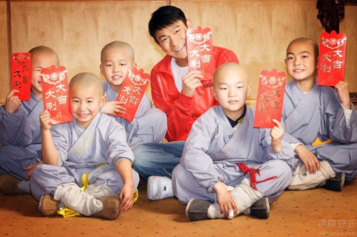 Lưu Đức Hoa chúc Tết cùng các tiểu hòa thượng chùa Thiếu Lâm ảnh 4