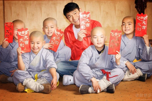 Lưu Đức Hoa chúc Tết cùng các tiểu hòa thượng chùa Thiếu Lâm ảnh 4