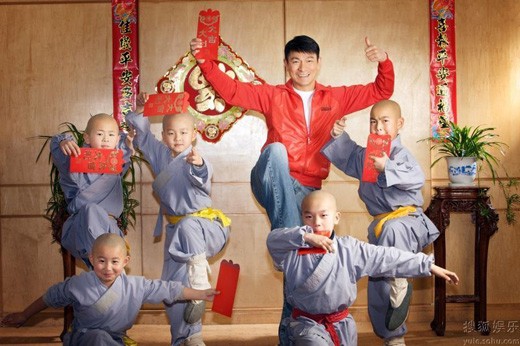 Lưu Đức Hoa chúc Tết cùng các tiểu hòa thượng chùa Thiếu Lâm ảnh 5