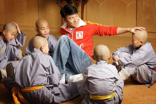 Lưu Đức Hoa chúc Tết cùng các tiểu hòa thượng chùa Thiếu Lâm ảnh 7