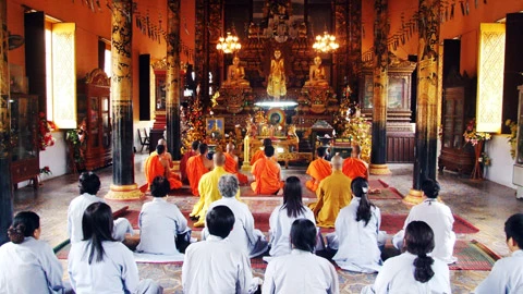 Nghe giảng Phật pháp ở chùa Kh’Leang.