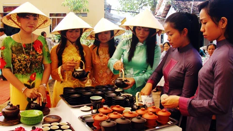 Học cách pha trà ở chùa Quan Âm, Cần Thơ.