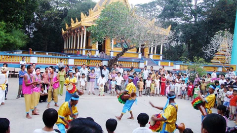 Xem văn nghệ ở chùa Dơi, Sóc Trăng.