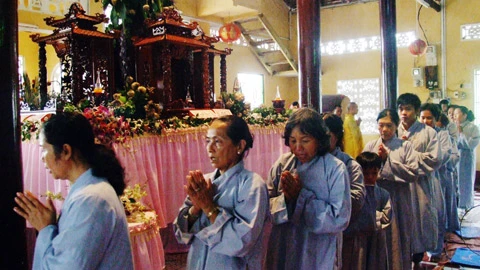 Chiêm bái xá lợi Phật ở chùa Quan Âm.