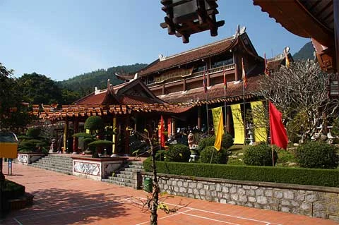 Nhà ga cáp treo được xây dựng theo lối cổ. Hát chèo tại sân nhà ga. Xếp hàng đợi đến lượt đi cáp treo. Hệ thống cáp treo hiện đại ở Yên Tử được chia làm 2 chặng. Chặng 1 từ dưới chân chùa Giải Oan cho đến gần chùa Hoa Yên. Chặng 2 từ chùa Hoa Yên lên gần tới chân chùa Đồng. Cáp treo lượn trên những ngọn cây, trong cảnh núi rừng và sương mờ ảo. Đoạn dốc lên chùa Hoa Yên nườm nượp khách thập phương. Không đi cáp treo, nhiều cụ già chống gậy leo bộ lên tới chùa Đồng. Tuy nhiên, đường xa khiến nhiều thanh niên cũng phải chùn chân, mỏi gối. Càng lên gần đỉnh núi, lượng người ngồi nghỉ lấy sức càng nhiều. Một em bé ngồi đổi tiền lẻ ngay dưới chân tháp. Tháp tổ thờ vua Trần Nhân Tông - người tạo dựng nên dòng Thiền Trúc Lâm. Tòa tháp cao 7 tầng mới được xây dựng ngay phía trên nhà ga cáp treo gần chùa Đồng. Chùa Đồng trên đỉnh núi thiêng Yên Tử cao hơn 1.000 mét. Du khách chen chân ở chùa Đồng để cầu khấn cho một năm an khang thịnh vượng. Rất nhiều người cầm tiền xoa lên thành chùa với ý nguyện cầu tài lộc. Phút thành tâm... Đã gần 20h, nhưng hai người công nhân vẫn đứng đốt cho hết số vàng mã trong ngày.