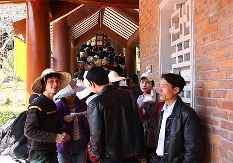 Nhà ga cáp treo được xây dựng theo lối cổ. Hát chèo tại sân nhà ga. Xếp hàng đợi đến lượt đi cáp treo. Hệ thống cáp treo hiện đại ở Yên Tử được chia làm 2 chặng. Chặng 1 từ dưới chân chùa Giải Oan cho đến gần chùa Hoa Yên. Chặng 2 từ chùa Hoa Yên lên gần tới chân chùa Đồng. Cáp treo lượn trên những ngọn cây, trong cảnh núi rừng và sương mờ ảo. Đoạn dốc lên chùa Hoa Yên nườm nượp khách thập phương. Không đi cáp treo, nhiều cụ già chống gậy leo bộ lên tới chùa Đồng. Tuy nhiên, đường xa khiến nhiều thanh niên cũng phải chùn chân, mỏi gối. Càng lên gần đỉnh núi, lượng người ngồi nghỉ lấy sức càng nhiều. Một em bé ngồi đổi tiền lẻ ngay dưới chân tháp. Tháp tổ thờ vua Trần Nhân Tông - người tạo dựng nên dòng Thiền Trúc Lâm. Tòa tháp cao 7 tầng mới được xây dựng ngay phía trên nhà ga cáp treo gần chùa Đồng. Chùa Đồng trên đỉnh núi thiêng Yên Tử cao hơn 1.000 mét. Du khách chen chân ở chùa Đồng để cầu khấn cho một năm an khang thịnh vượng. Rất nhiều người cầm tiền xoa lên thành chùa với ý nguyện cầu tài lộc. Phút thành tâm... Đã gần 20h, nhưng hai người công nhân vẫn đứng đốt cho hết số vàng mã trong ngày.
