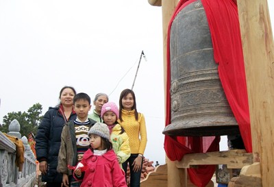 Hòa Bình: Kéo nhau lên chùa xem “Đại Hồng Chung” ảnh 1 Hòa Bình: Kéo nhau lên chùa xem “Đại Hồng Chung” ảnh 1