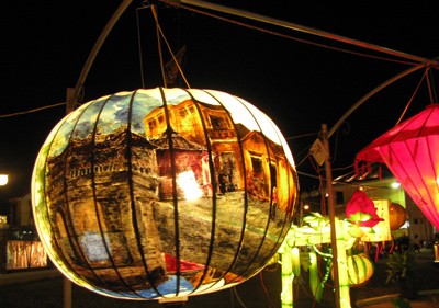 Hội An: Lễ hội đèn lồng “hút” khách ảnh 2 Hội An: Lễ hội đèn lồng “hút” khách ảnh 2