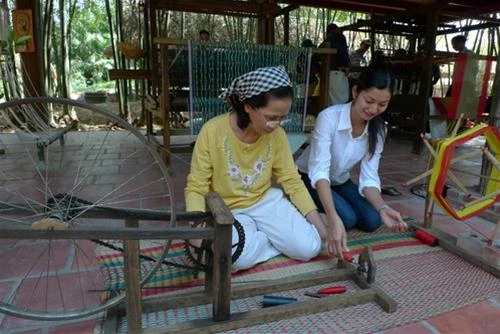 Và tập kéo sợi - Ảnh: N.C.T